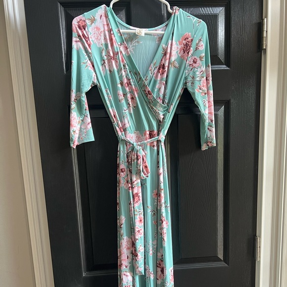 Floral Maternity Maxi Dress NWOT - Picture 2 of 4
